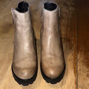 Pregunta Gray Chunky Leather Ankle Boots